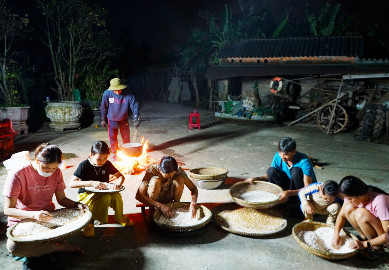 Hạt nếp sau khi rang nổ được s&agrave;ng sảy kỹ để loại bỏ sạch vỏ trấu